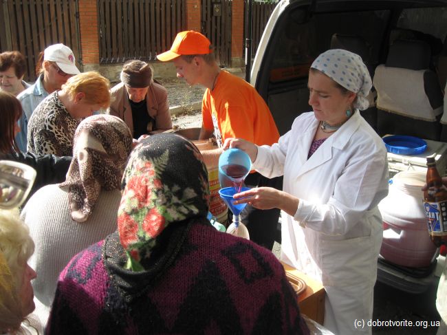 Волонтёры милосердия раздают пищу жизни